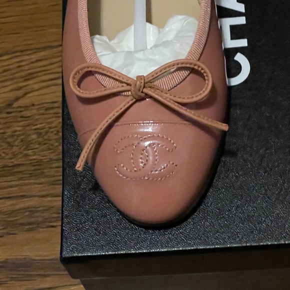 NWT CHANEL DARK PINK CC LOGO PATENT LEATHER BALLET BALLERINA FLATS - Picture 4 of 8